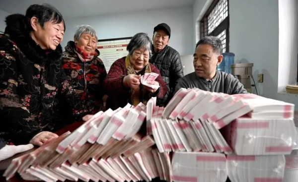 五八策略 高龄补贴新政来了？1955年以前出生的每月能领多少？有你家老人吗